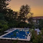 Hébergement de vacances Stunning With Private Pool In *