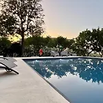 Hébergement de vacances Stunning With Private Pool In *